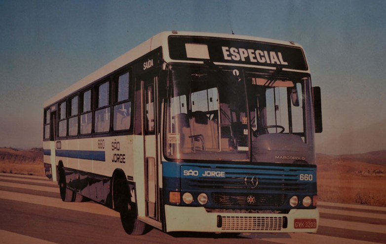 Ônibus da São Jorge, número 660, com o letreiro Especial, visto de frente e de lado.
