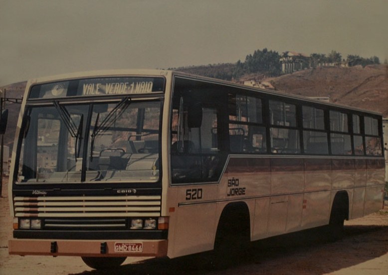 Ônibus da São Jorge, número 520, com o letreiro Vale Verde, parado em via de terra.