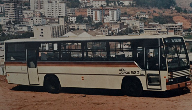 Ônibus da São Jorge, número 520, com a cidade de Ponte Nova ao fundo.
