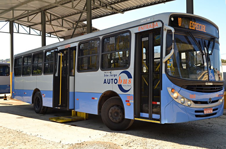 Ônibus urbano azul-claro da São Jorge Auto Bus na garagem, com o letreiro Especial.
